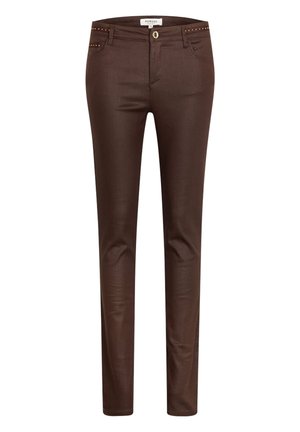 Pantalons slim-fit marron avec une texture lisse, ornés d'accents cloutés le long de la taille et d'un design classique à cinq poches.