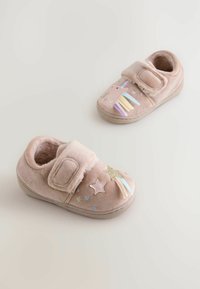 Chaussons en peluche roses avec une bande Velcro, ornés de pompons arc-en-ciel et d'accents d'étoiles de diverses couleurs et textures. Doublure douce, forme arrondie.