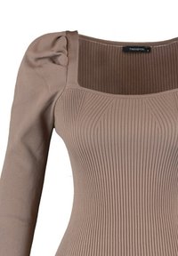 Braunes, geripptes Langarmshirt mit quadratischem Ausschnitt und gepufften Ärmeln. Der Stoff hat eine glatte Textur, die vertikale Linien und das figurbetonte Design hervorhebt.