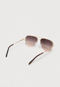 Flyverbriller i guldfarvet metal med brune graduerede linser, med skildpaddeprint-detaljer på stængerne og næsepuderne.