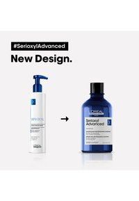 Serioxyl Advanced shampooflessen, wit met blauwe accenten en een pomp; blauw, met een zwarte dop, beide gelabeld en met nadruk op de ingrediënten.