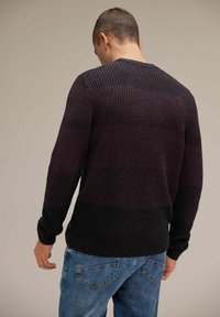 Pletený svetr s gradientovým vzorem v tmavě fialové a černé barvě, žebrovaným výstřihem a manžetami, z texturovaného a měkkého materiálu.