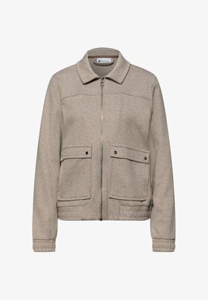 Beżowa kurtka na zamek błyskawiczny z jodełkowym wzorem, kołnierzem, dwoma przednimi kieszeniami z patkami i zatrzaskami oraz ściągaczami na mankietach i u dołu.