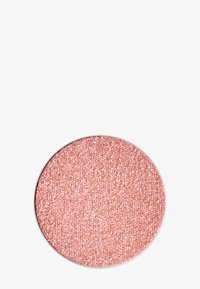 Fard à paupières libre scintillant dans un contenant circulaire. Présente une texture fine avec une couleur rose clair et des particules de paillettes. Bordure en argent.