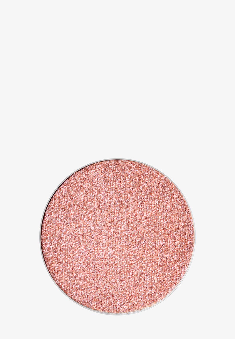 Fard à paupières libre scintillant dans un contenant circulaire. Présente une texture fine avec une couleur rose clair et des particules de paillettes. Bordure en argent.