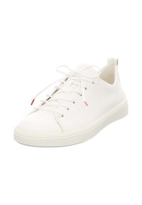 Witte leren sneaker met veters, een gestructureerde rubberen zool, een ronde neus en rode accenten op de veters. Minimalistisch ontwerp, open hiel.