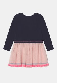 Mörkblå långärmad klänning med en ljusrosa tyllkjol. Har färgglada detaljer i blått och rosa längs fållen. Mjuk tygkomposition.