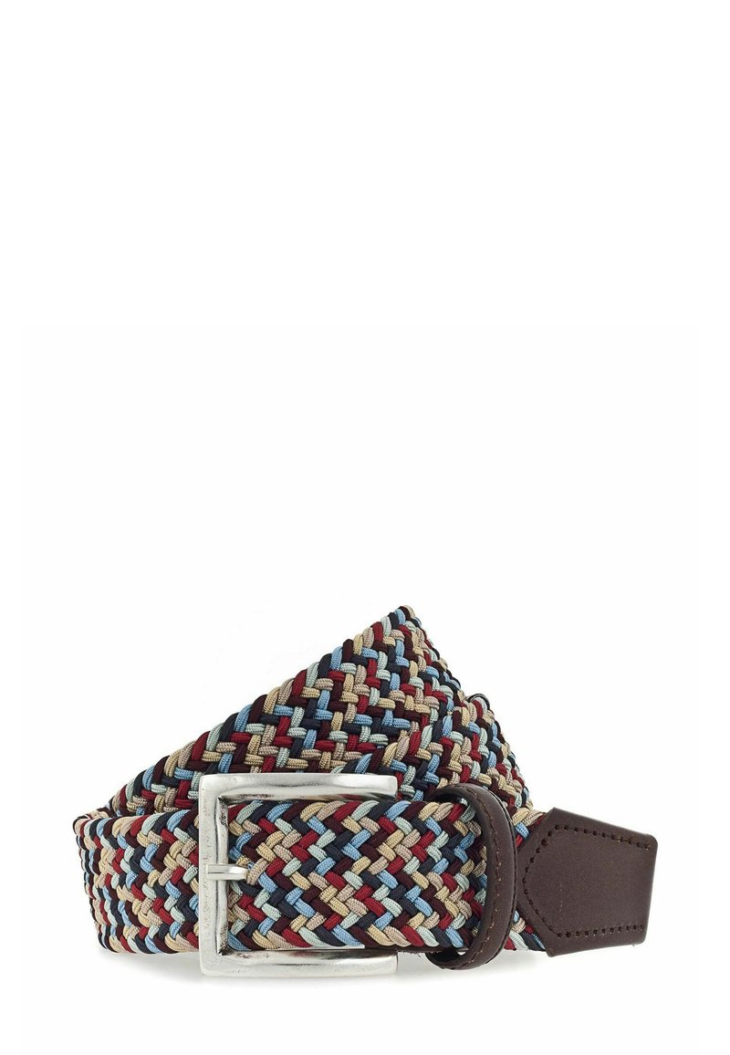 Ceinture en tissu tressé rouge, bleu, beige et marron avec une boucle rectangulaire argentée et une extrémité en cuir marron foncé.