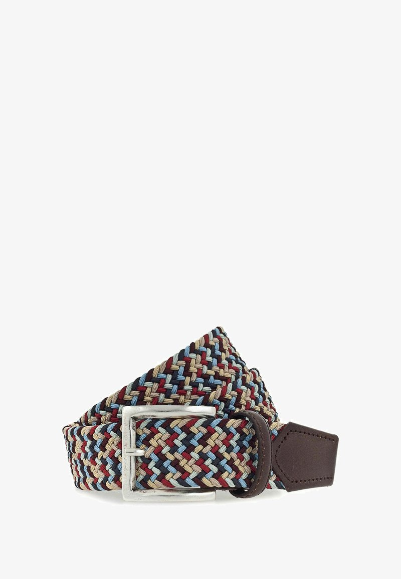 Ceinture en tissu tressé rouge, bleu, beige et marron avec une boucle rectangulaire argentée et une extrémité en cuir marron foncé.