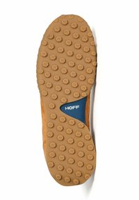 Suola di scarpa con motivo di trazione in gomma; colore beige con una sezione blu che riporta la scritta "HOFF". Include forme esagonali in rilievo.