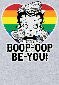 Grafický tisk s karikaturní postavou v námořnické čepici na pozadí srdce s duhovými pruhy. Text říká "BOOP-OOP BE-YOU!" tučně černým písmem.