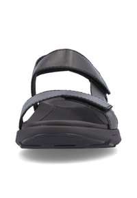 Sandale noire avec deux sangles réglables en matériau synthétique lisse, dotée d'une semelle texturée pour l'adhérence et d'un pied contourné.