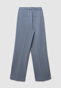 Pantaloni larghi azzurri in un tessuto testurizzato, con una cintura liscia e due tasche posteriori con dettagli a piping.