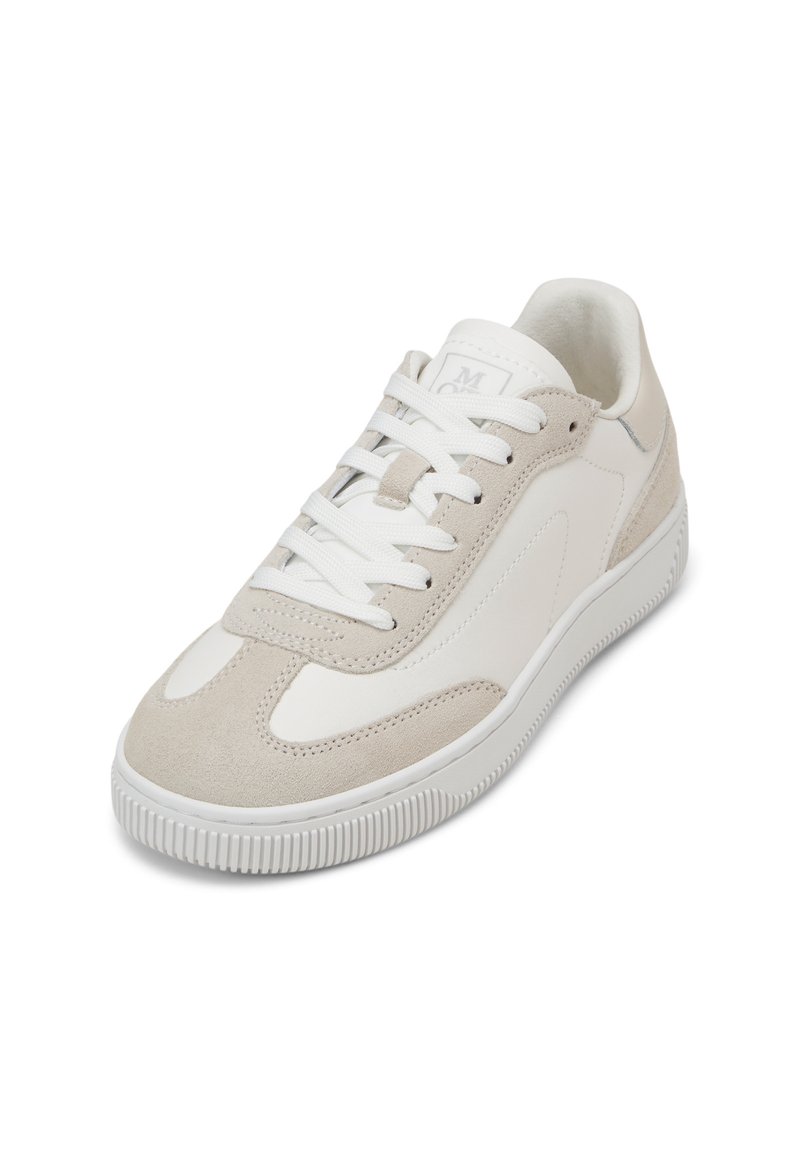 Białe sneakersy z beżowymi zamszowymi akcentami, teksturowaną gumową podeszwą i płaskimi sznurówkami. Charakteryzują się czystymi liniami i minimalistycznym designem.