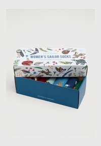 Scatola di calze da donna a tema marinaio con coperchio decorato con animali e fiori. Contiene sette paia in vari colori: rosso, blu, verde.