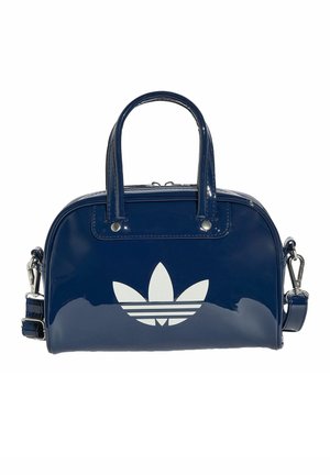 Lesklá tmavě modrá kabelka s dvojitými uchy a nastavitelným popruhem, na přední straně velké bílé logo Adidas trefoil.