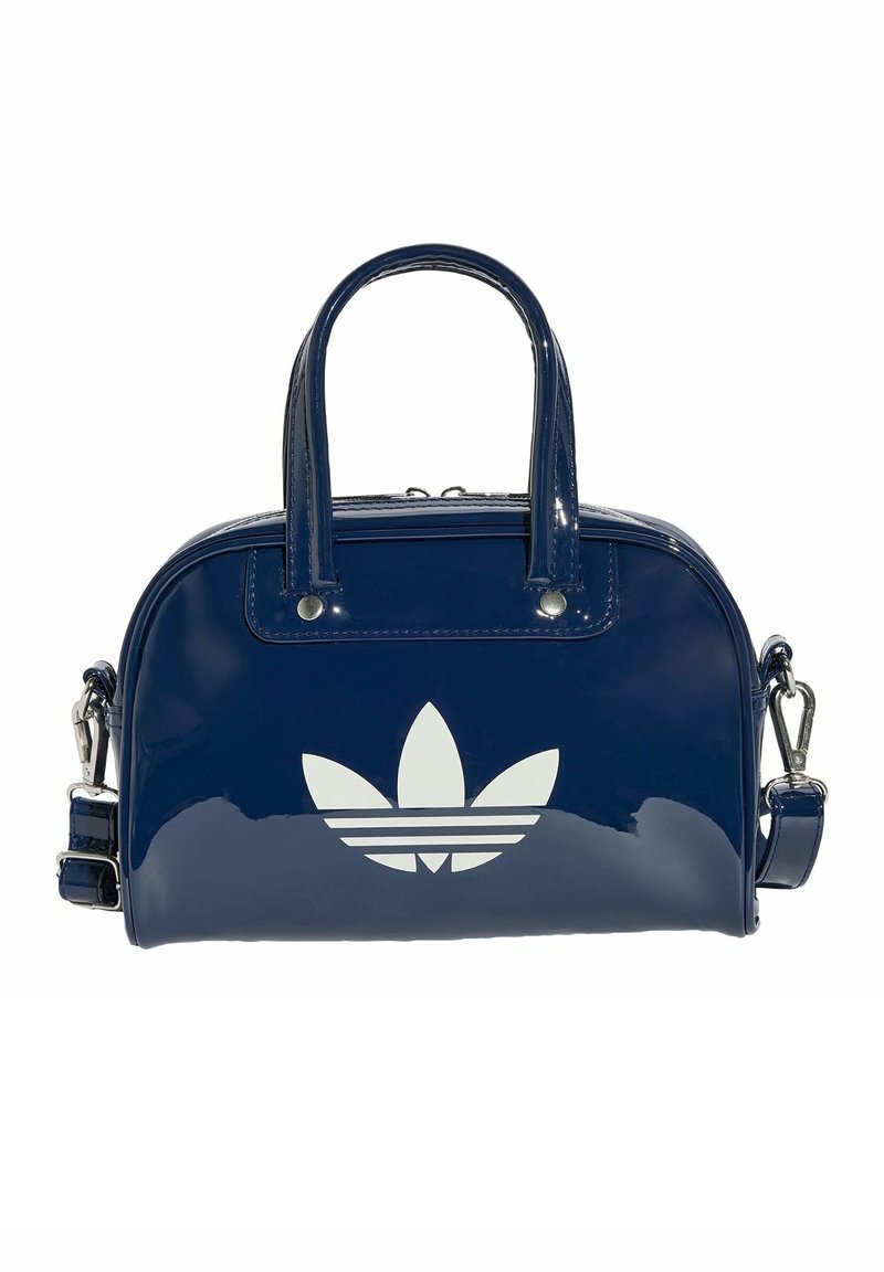 Glänzende, dunkelblaue Handtasche mit zwei Griffen und verstellbarem Riemen, vorne mit einem großen weißen Adidas-Trefoil-Logo.