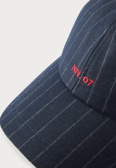 Casquette de baseball bleu marine à fines rayures avec texte brodé rouge "NN, 07" sur le panneau avant.
