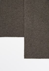 Tessuto lavorato a maglia di colore grigio scuro con una texture a coste. Due pezzi leggermente sovrapposti, che mostrano un motivo uniforme senza dettagli aggiuntivi.