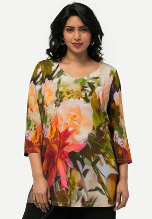 Bluse mit floralem Muster und V-Ausschnitt, mit großen pinken und orangen Blumen auf einem strukturierten Hintergrund. Dreiviertelärmel und lockere Passform.