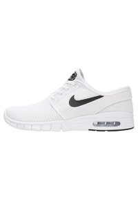 Bílé síťované tenisky s černým emblémem Nike, polstrovaným límcem, šněrovacím designem a viditelným vzduchovým polstrováním v podrážce.