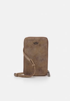Brun tekstureret læder wristlet pung med lynlås, lille metal-logo på forsiden og justerbar rem, der er snoet rundt foran.