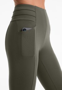 OYSHO EVERMOVE CREASE ANKLE-LENGTH - Tajice-hlače - khaki