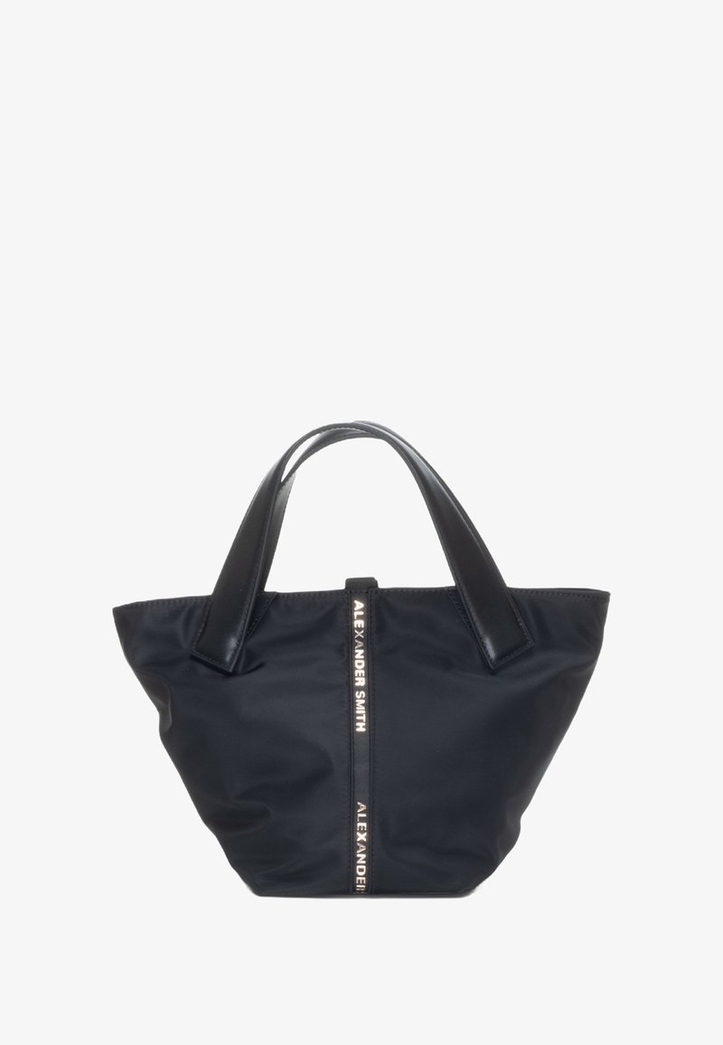 Sac fourre-tout noir en tissu lisse avec des accents en cuir. Il dispose de poignées courtes et d'un logo central en blanc. Sa forme est large et structurée.