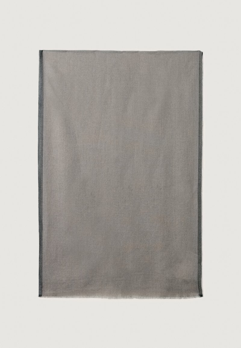 Tessuto grigio, forma rettangolare con una superficie morbida. I bordi sono rifiniti con un bordo scuro. Aspetto semplice e uniforme senza motivi.