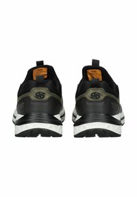 Schwarze Sportschuhe mit olivgrünen Akzenten, ausgestattet mit einem strukturierten synthetischen Obermaterial, einer weiß-schwarzen gestreiften Sohle und Zuglaschen an der Ferse.