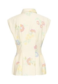 Bluza fără mâneci, culoare crem, cu guler, cu un model floral subtil în culori pastel și pliuri strânse în talie în partea din spate.