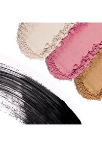 Poudres cosmétiques colorées dans des teintes de beige, rose et marron, avec des coups de pinceau noirs. Grains fins et texturés éparpillés sur un fond blanc.