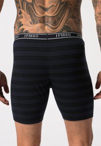 Námořnické pruhované boxerky s černým elastickým pasem s logem. Vyrobeno z hladkého, elastického materiálu.