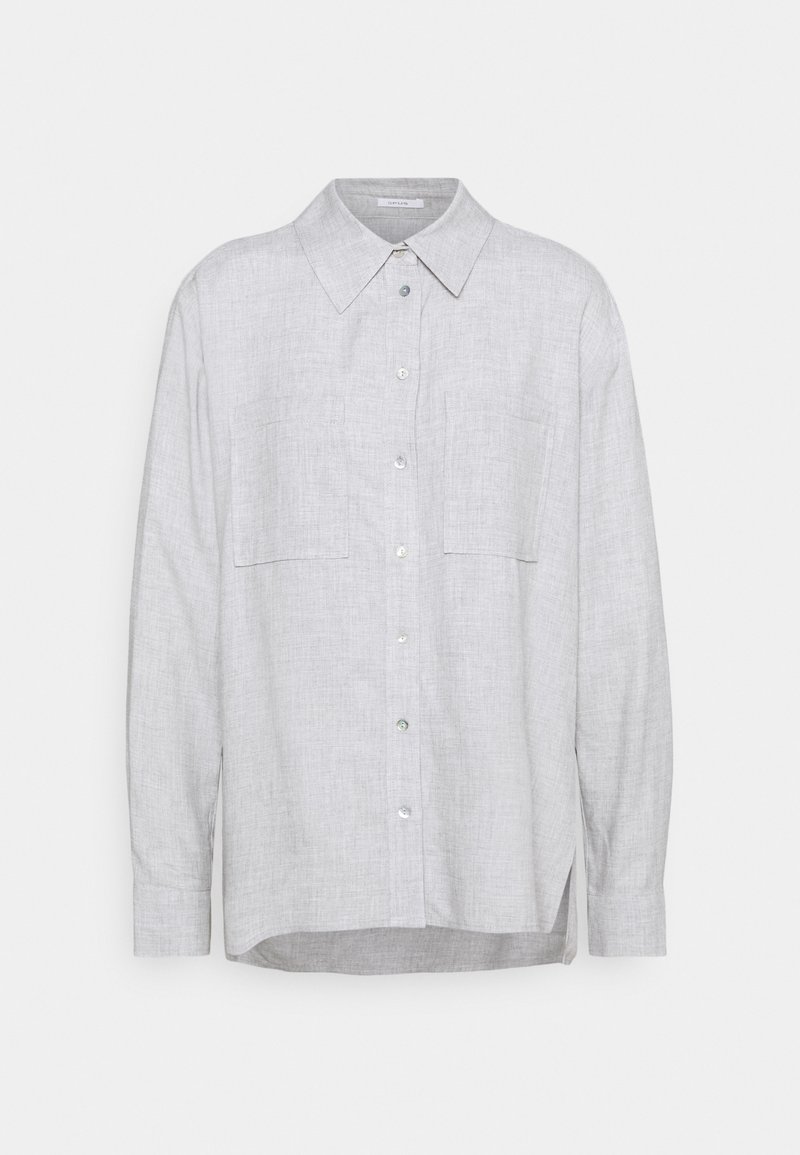Chemise en lin gris clair à manches longues, col pointu, fermeture par boutons sur le devant, deux poches poitrine et fentes latérales à l'ourlet.