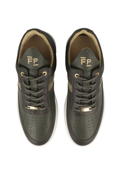 Mörkgröna lädersneakers med perforerat mönster, guldfärgad hakning, beige detaljer och snörning. Ljus sula och insida.