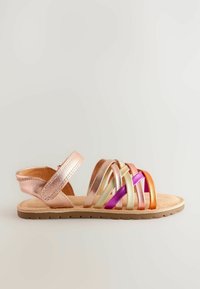 Metallisch bunte Sandale mit einem verstellbaren Roségold-Riemen, geflochtenen Riemen in Pink, Lila, Gold, Orange und Beige, auf einer braunen Sohle.