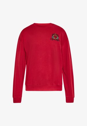 Rød sweatshirt med lange ærmer, ribbet rund halsudskæring og broderet logo detalje på venstre bryst. Blødt stof med en glat overflade.