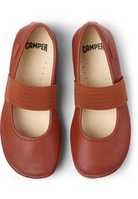 Braune Leder-Mary-Jane-Schuhe mit einem breiten elastischen Riemen und rundem Zehendesign, ausgestattet mit einer Holzsohle. Glatte Textur und minimalistischer Stil.