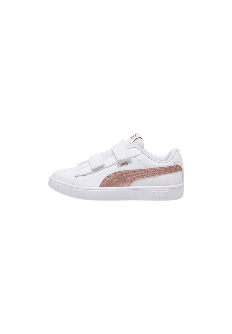 Zapatilla deportiva blanca con dos tiras de Velcro, que presenta un acento metálico en color oro rosa y un panel lateral texturizado, fabricada en material sintético.