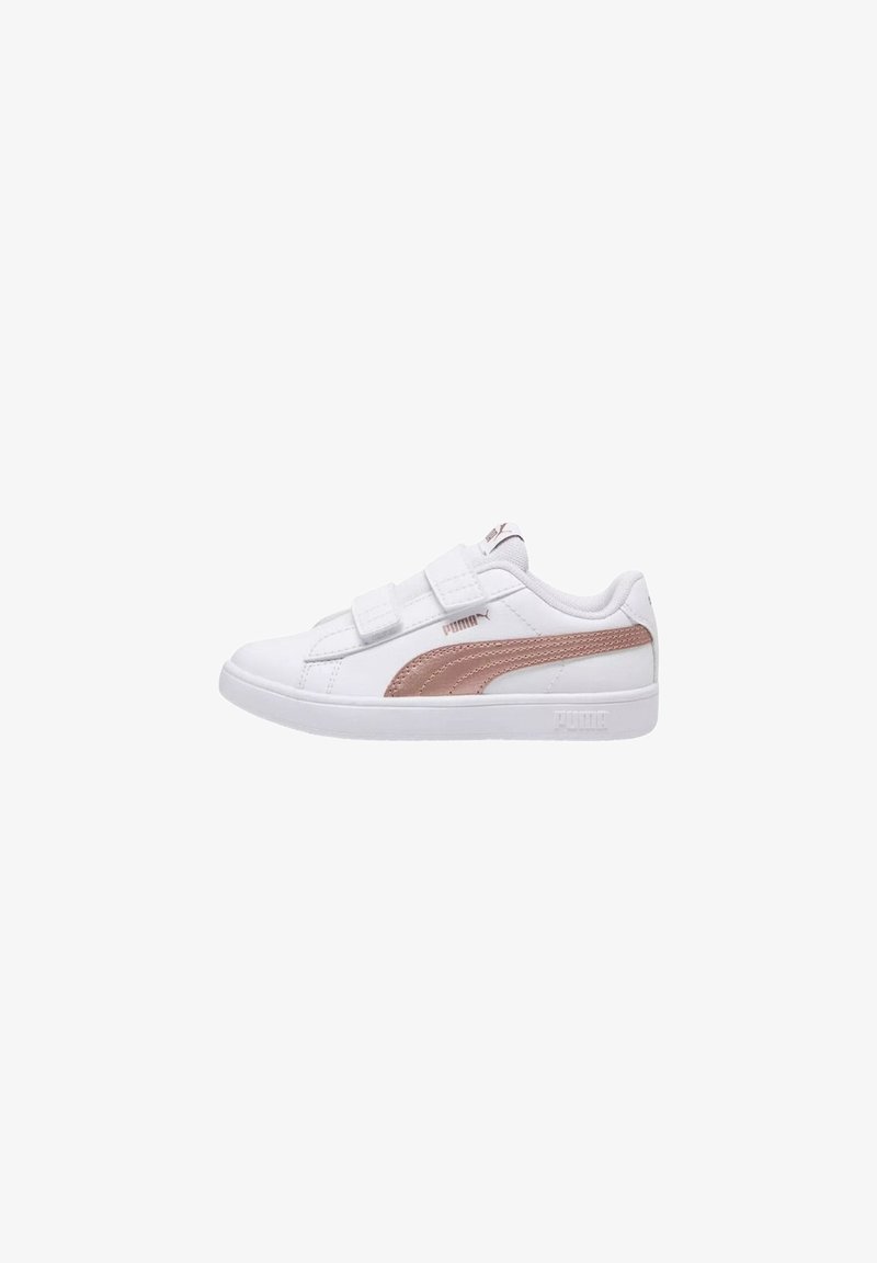 Zapatilla deportiva blanca con dos tiras de Velcro, que presenta un acento metálico en color oro rosa y un panel lateral texturizado, fabricada en material sintético.