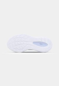 Semelle de chaussure de sport blanche avec un motif texturé et un accent bleu clair au centre, dotée d'une finition lisse et semi-brillante.