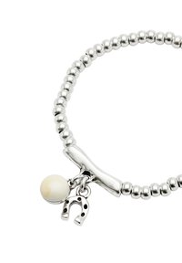 Bracelet de perles en argent avec une perle blanche lisse et un petit pendentif fer à cheval. Le design comprend une boucle tubulaire.
