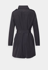 Trench-coat noir à manches longues avec ceinture à la taille, comprenant des épaulettes et une texture lisse, vue de dos avec des coutures verticales.