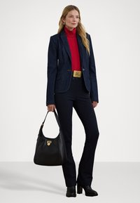 Navy denim blazer, rdeča turtleneck majica, črne oprijete hlače, pas z zlatim sponko, črna torbica z zlatimi dodatki, črne gležnjarje s peto.