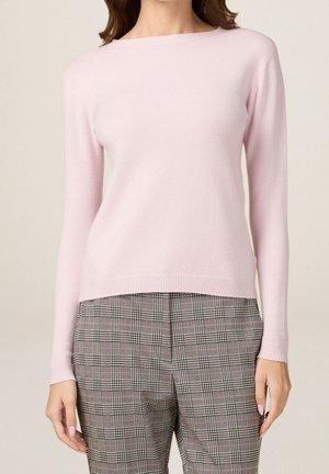 Vaaleanpunainen kevyt neulepusero, jossa pitkät hihat ja venepääntie. Resorireunus helmassa ja hihansuissa. Yhdistetty harmaa-vaaleanpunoraidallisiin housuihin.