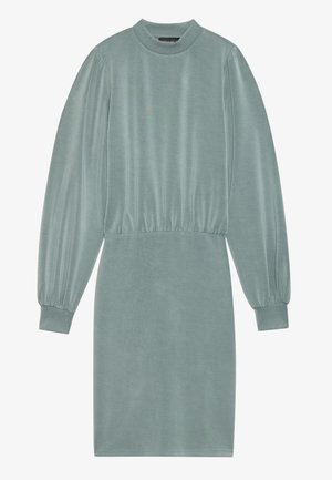 Langarm jurk met ronde hals in zacht teal stof. Bevat gathered details bij de taille en manchetten. Soepele, ontspannen pasvorm.