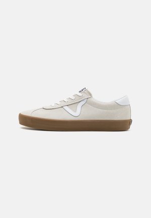 Hvit og beige semsket sneakers med en brun gummisåle. Har hvite detaljer, rund tå og flate snørebånd. Enkelt design med minimal merking.