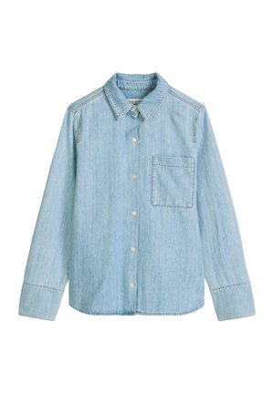 Jasnoniebieska koszula z długim rękawem z denimu, zapinana na guziki, z kołnierzykiem i kieszenią na piersi, wyłożona płasko na białym tle.