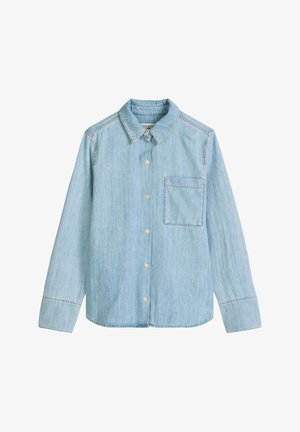 Jasnoniebieska koszula z długim rękawem z denimu, zapinana na guziki, z kołnierzykiem i kieszenią na piersi, wyłożona płasko na białym tle.