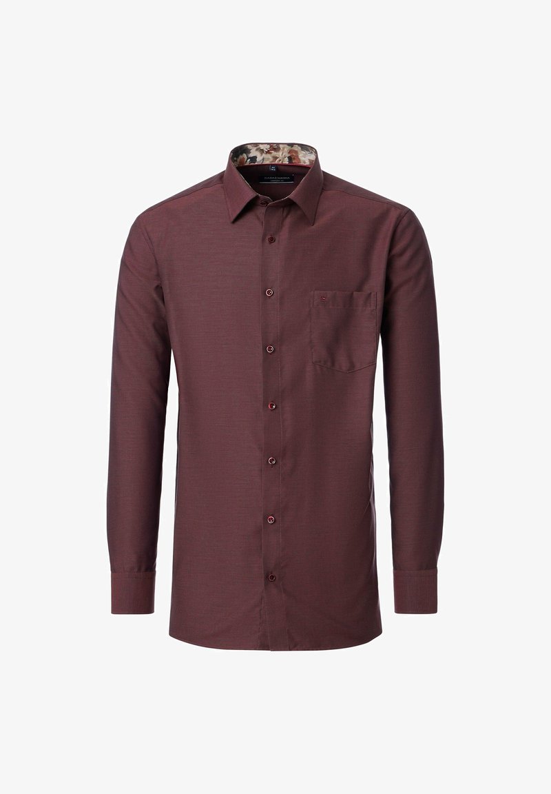 Bordeauxrotes Button-Up-Hemd mit subtiler Textur, langen Ärmeln, einer einzelnen Brusttasche und einem gemusterten Innenkragen.